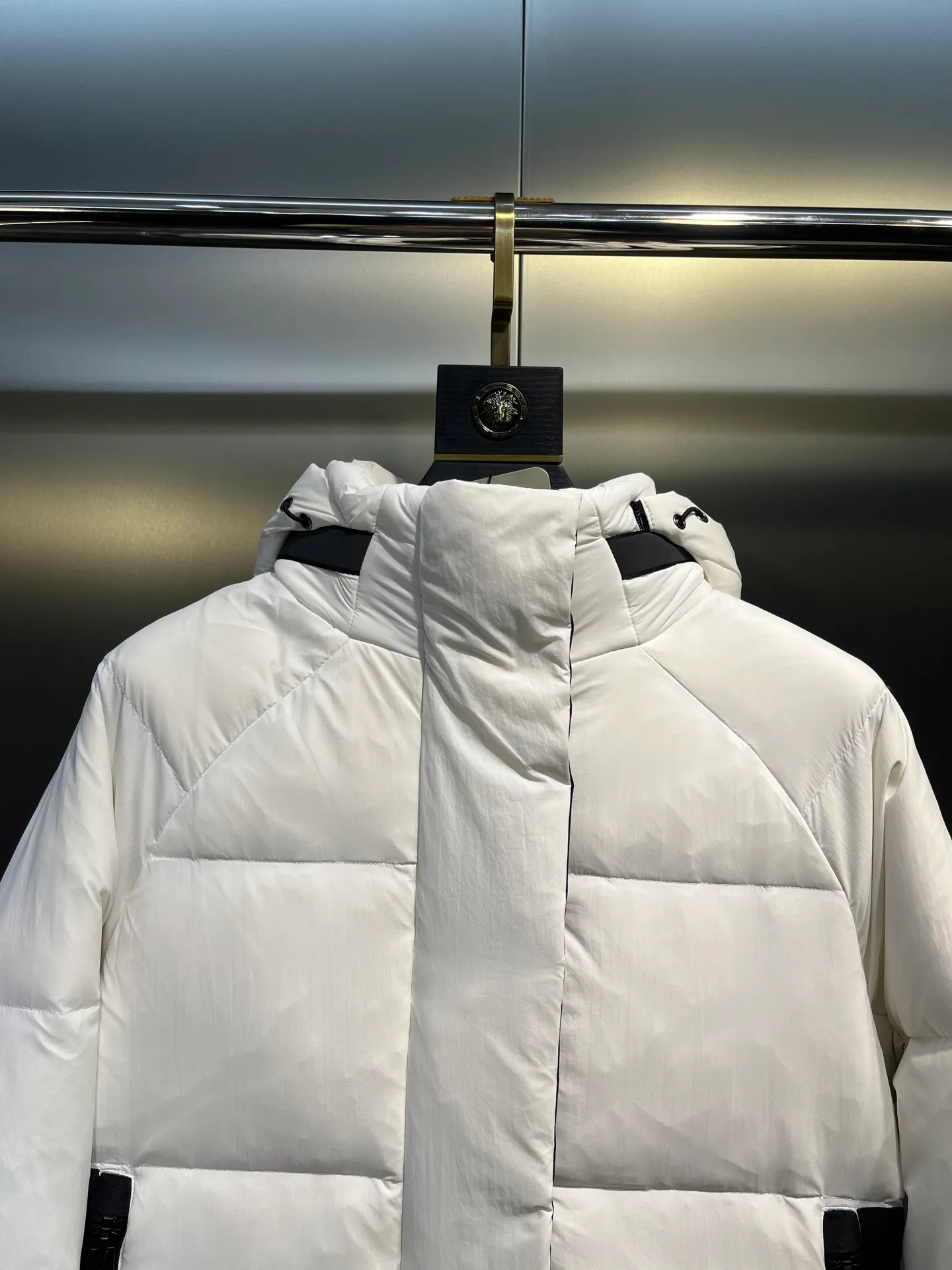 P740 Canada Goose🌟Ouyang Nana's same style 3m reflective black label down jacket junction junction parka is light weight and warm. The Junction Parka is made from soft enduraluxe fabric with cordura for added durability in high-wear areas, making it lightweight and durable. 360-degree reflective strips on the collar improve visibility in low-light environments. Features a removable hood for easy wearing during transitional periods when the weather warms up.  size：xs-xxl